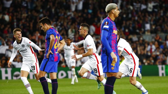 Frankfurts Rafael Santos Borre, center, celebrates after scoring his sides second goal during the Europa League, second leg, quarterfinal soccer match between Barcelona and Eintracht Frankfurt at the Camp Nou stadium, in Barcelona, Spain, Thursday, April 14, 2022. (AP Photo/Joan Monfort)