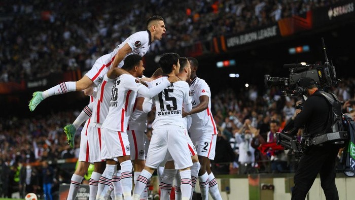 BARCELONA, SPAIN - APRIL 14: Filip Kostic of Eintracht Frankfurt celebrates with team mates after scoring their sides first goal during the UEFA Europa League Quarter Final Leg Two match between FC Barcelona and Eintracht Frankfurt at Camp Nou on April 14, 2022 in Barcelona, Spain. (Photo by David Ramos/Getty Images)
