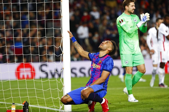 Barcelona vs Eintracht Frankfurt Barcelona's Pierre-Emerick Aubameyang reacts after a missed scoring opportunity during the Europa League, second leg, quarterfinal soccer match between Barcelona and Eintracht Frankfurt at the Camp Nou stadium, in Barcelona, Spain, Thursday, April 14, 2022. (AP Photo/Joan Monfort)