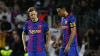 Barcelona dipastikan nihil trofi musim ini. Barca masih bisa kejar Real Madrid di klasemen Liga Spanyol namun akan sangat berat rasanya karena perbedaan 12 poin (AP)
