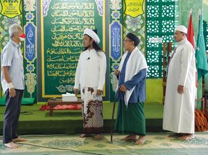 Ganjar Salurkan Uang Tunai-Sembako ke Pesantren & Masjid di Jateng