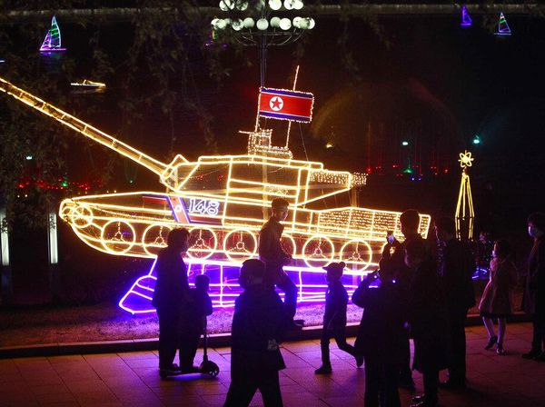 Gemerlap Cahaya Peringati Kelahiran Pendiri Korut Kim Il Sung