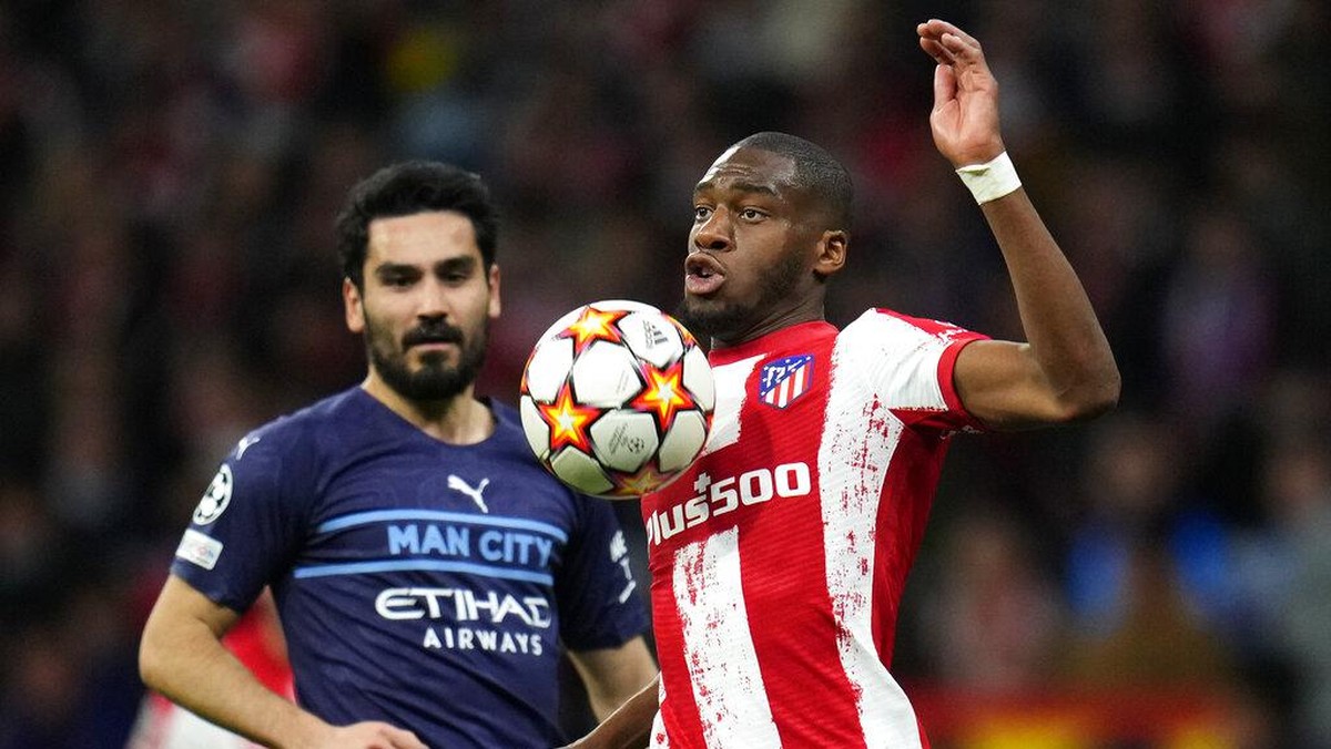 Geoffrey Kondogbia yang matanya kena colok wasit. Foto: AP/Manu Fernandez