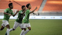 Taufany Muslihuddin melakukan selebrasi usai mencetak gol ke gawang Bali United U-18.