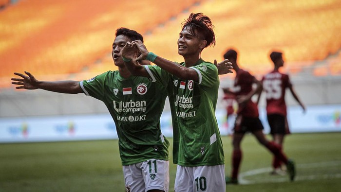 Indonesia All Star U-20 Kalahkan Bali United U-18 Pesepak bola Indonesia All Stars U-20 Ardi Ardiana (kanan) melakukan selebrasi usai mencetak gol saat bertanding melawan Bali United U-18 pada International Youth Championship (IYC) 2021 di Jakarta International Stadium, Jakarta, Jumat (15/4/2022). Indonesia All Stars U-20 menang atas Bali United U-18 dengan skor 3-0. ANTARA FOTO/Dhemas Reviyanto/foc.