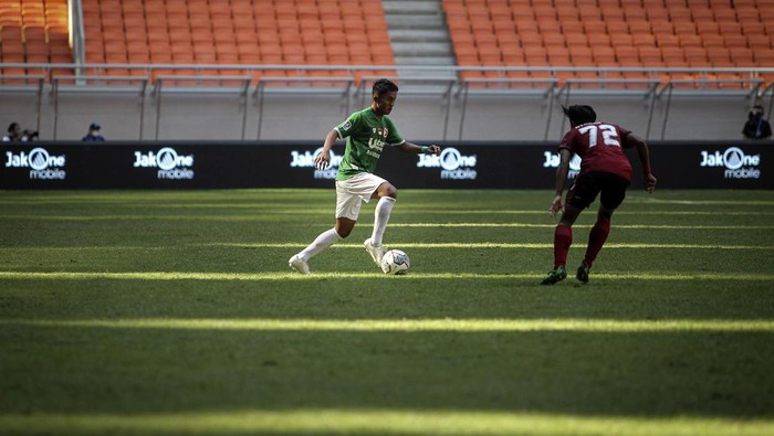 Indonesia All Star U-20 Kalahkan Bali United U-18 Pesepak bola Indonesia All Stars U-20 Ardi Ardiana (kanan) melakukan selebrasi usai mencetak gol saat bertanding melawan Bali United U-18 pada International Youth Championship (IYC) 2021 di Jakarta International Stadium, Jakarta, Jumat (15/4/2022). Indonesia All Stars U-20 menang atas Bali United U-18 dengan skor 3-0. ANTARA FOTO/Dhemas Reviyanto/foc.