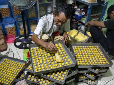 Nelangsa Pedagang Kue Kering Imbas Bahan Baku Naik