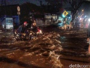 Hujan Deras Melanda Bandung, Jalan Raya Dayeuhkolot Terendam Banjir
