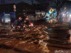Hujan Deras Melanda Bandung, Jalan Raya Dayeuhkolot Terendam Banjir