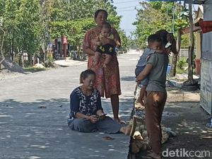 Crazy Rich Grobogan Bangun Jalan Demi Mudik, Warga Tiduran Saking Senangnya!