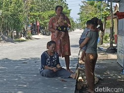 Crazy Rich Grobogan Bangun Jalan Demi Mudik, Warga Tiduran Saking Senangnya!
