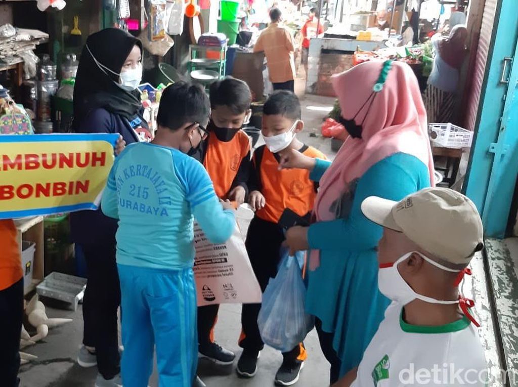Siswa SD Blusukan ke Pasar Kampanyekan Antikresek untuk Pedagang