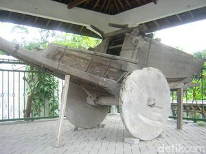 Kereta Bupati Pertama Kediri yang Konon Bisa Jadi Perahu Kini Terbengkalai