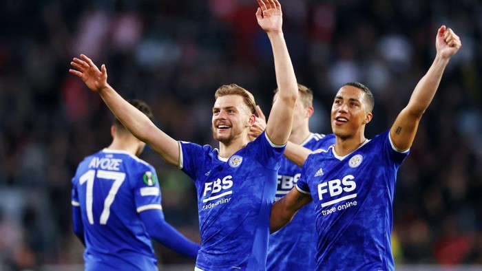 EINDHOVEN, NETHERLANDS - APRIL 14: Kiernan Dewsbury-Hall and Youri Tielemans of Leicester City celebrate following their sides victory and advancement in the UEFA Conference League Quarter Final Leg Two match between PSV Eindhoven and Leicester City at Philips Stadium on April 14, 2022 in Eindhoven, Netherlands. (Photo by Dean Mouhtaropoulos/Getty Images)