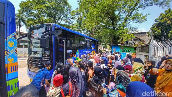 Libur Panjang, Warga Berbondong Coba Trans Metro Pasundan Bandung