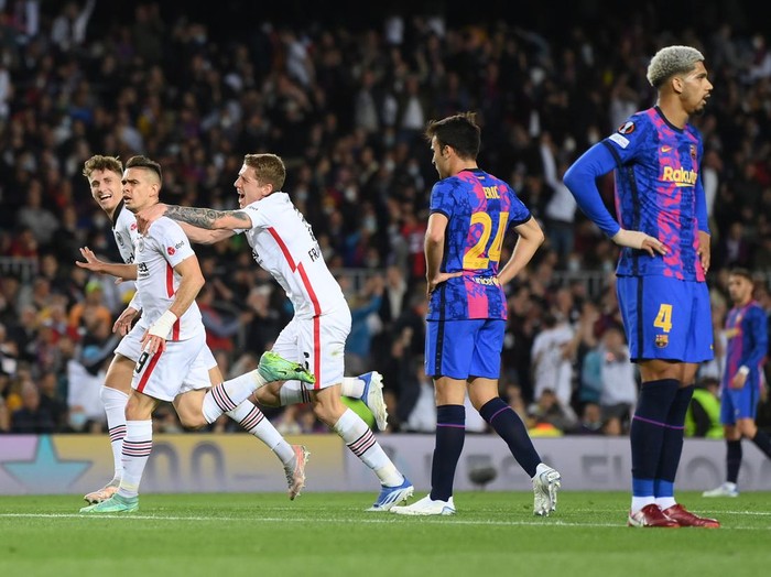 Liga Europa BARCELONA, SPAIN - APRIL 14: Rafael Santos Borre of Eintracht Frankfurt celebrates with team mates after scoring their sides second goal during the UEFA Europa League Quarter Final Leg Two match between FC Barcelona and Eintracht Frankfurt at Camp Nou on April 14, 2022 in Barcelona, Spain. (Photo by Eric Alonso/Getty Images)
