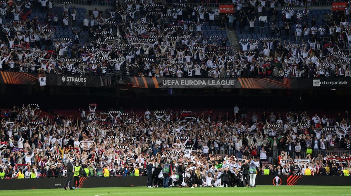 Markas Barcelona dikuasai suporter Frankfurt. (Foto: Getty Images/David Ramos)