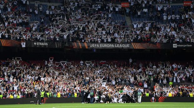 BARCELONA, SPAIN - APRIL 14: Players of Eintracht Frankfurt celebrate with fans after the UEFA Europa League Quarter Final Leg Two match between FC Barcelona and Eintracht Frankfurt at Camp Nou on April 14, 2022 in Barcelona, Spain. (Photo by David Ramos/Getty Images)