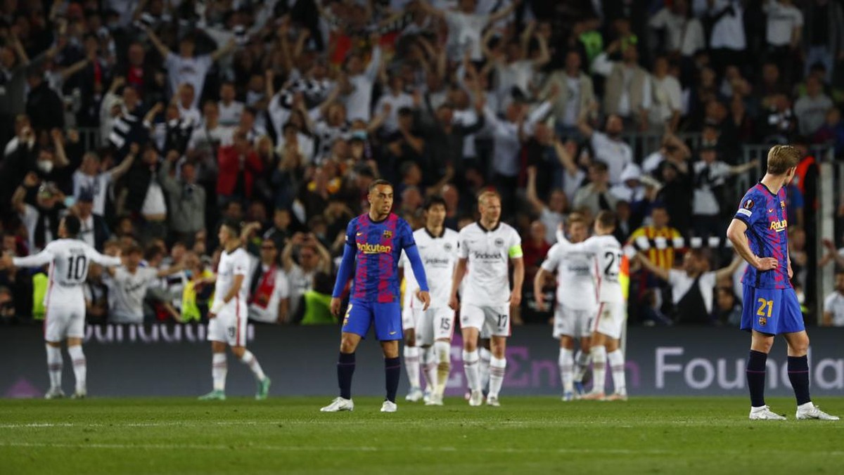 Suporter Frankfurt berhasil kuasai markas Barcelona. (Foto: AP/Joan Monfort)