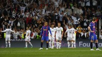 Dengan Fans Eintracht Frankfurt menguasai Camp Nou, justru Barcelona yang bagaikan jadi tim tamu. Foto: AP/Joan Monfort  