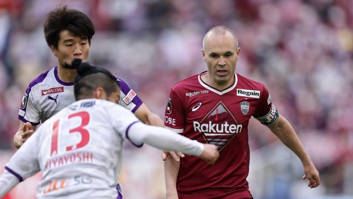 Andres Iniesta bermain untuk Vissel Kobe saat menghadapi Kyoto Sanga dalam Derbi Kansai.