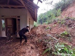 300 Warga Terisolasi Akibat Longsor-Banjir Bandang di Cilengkong