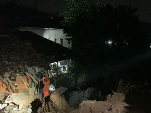 Rumah Tertimpa Gudang Ambruk di Sukabumi, 4 Orang Terluka