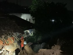 Rumah Tertimpa Gudang Ambruk di Sukabumi, 4 Orang Terluka