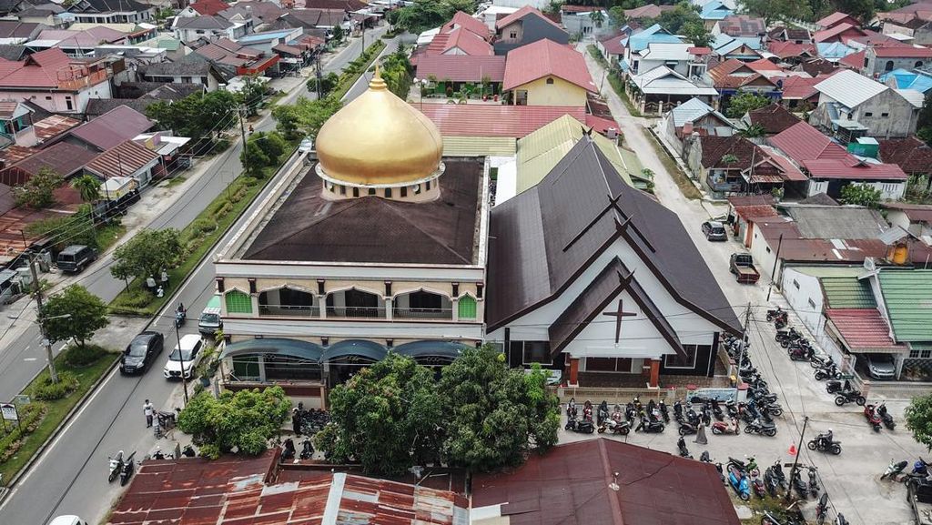 Indahnya Perbedaan, Masjid dan Gereja Ini Berdampingan
