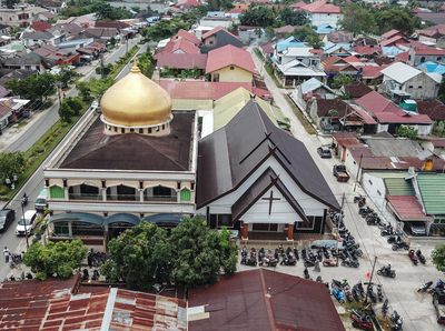 Indahnya Perbedaan, Masjid dan Gereja Ini Berdampingan