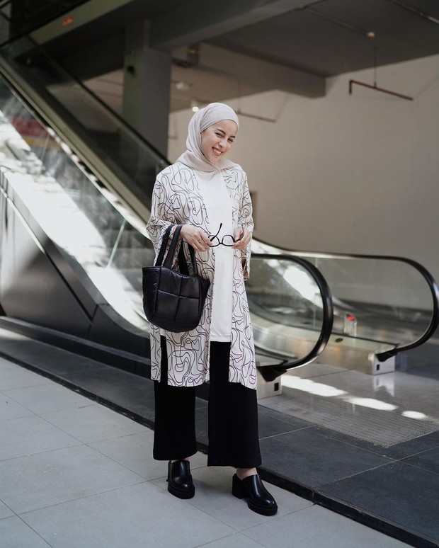 Mix and match Tunik ala Aghnia Punjabi/Foto: instagram.com/emyaghnia