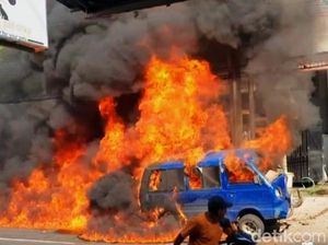 Mobil Bawa Pertamax Kecelakaan Tunggal Hingga Terbakar di Banyuwangi