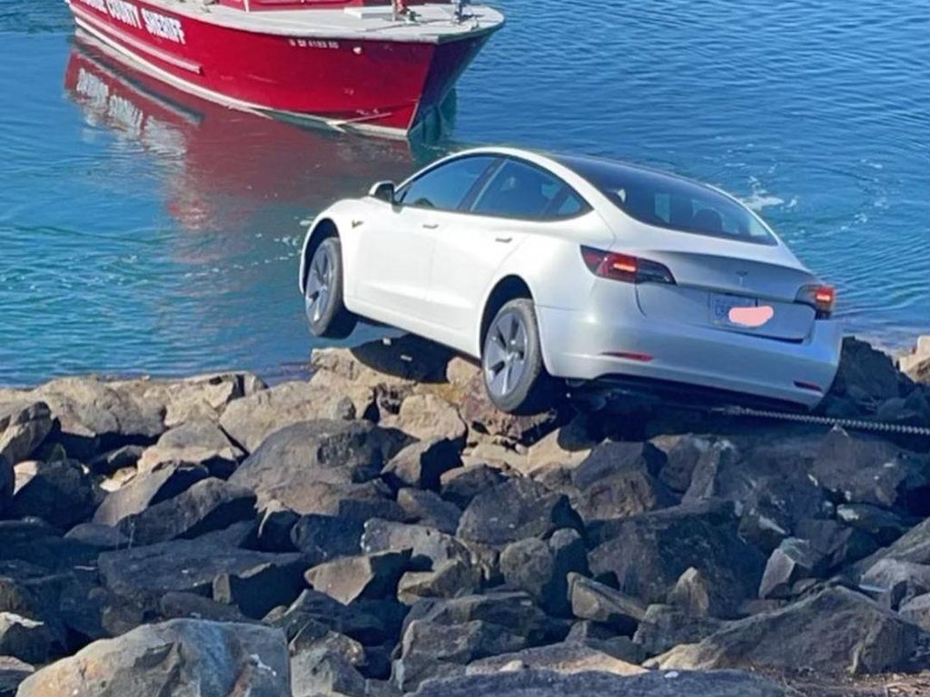 Gara-gara Salah Injak Pedal, Tesla Model 3 Nyaris Nyemplung ke Laut Gara-gara Salah Injak Pedal, Tesla Model 3 Nyaris Nyemplung ke Laut