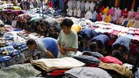 Momen Salat Jumat di Sela Lapak Pasar Tanah Abang