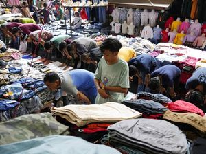 Momen Salat Jumat di Sela Lapak Pasar Tanah Abang Momen Salat Jumat di Sela Lapak Pasar Tanah Abang
