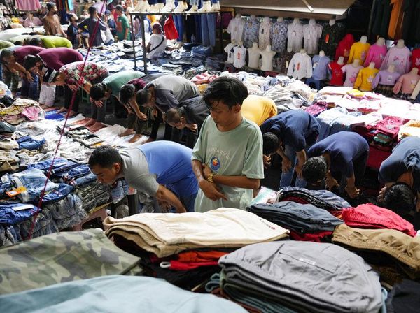 Momen Salat Jumat di Sela Lapak Pasar Tanah Abang