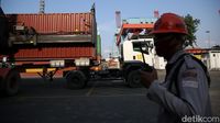 Sibuknya Terminal Peti Kemas Tj Priok Saat Surplus Dagang 22 Bulan