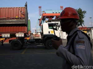 Sibuknya Terminal Peti Kemas Tj Priok Saat Surplus Dagang 22 Bulan
