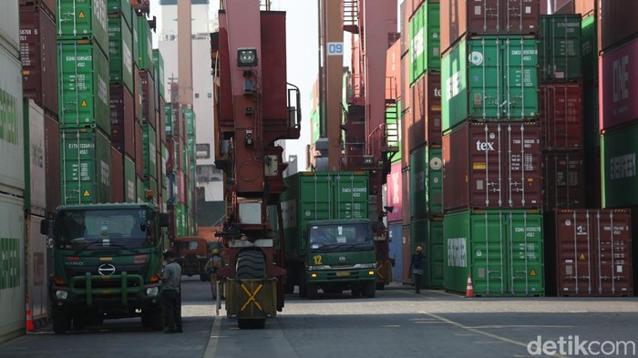 Pekerja melakukan bongkar muat peti kemas dengan menggunakan alat berat di Pelabuhan Tanjung Priok, Jakarta Utara, Kamis (14/4/2022).