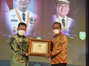 Gubernur Sumsel Raih 2 Penghargaan di Anugerah Adinata Syariah 2022