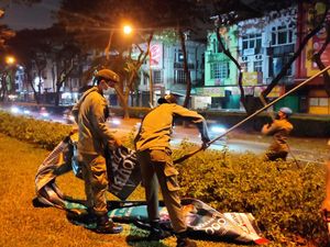 Satpol PP Tangsel Tertibkan Ratusan Reklame Tak Berizin Satpol PP Tangsel Tertibkan Ratusan Reklame Tak Berizin