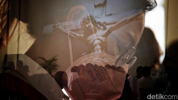 Suasana Ibadah Jumat Agung di Gereja Salib Suci Jakut
