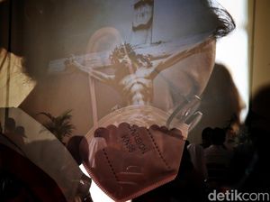 Suasana Ibadah Jumat Agung di Gereja Salib Suci Jakut