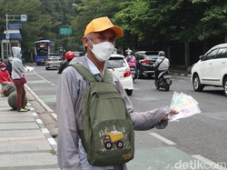 Cerita Opung Jajakan Jasa Tukar Uang Baru di Jalanan Bandung