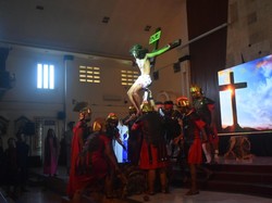 Gereja Katolik Santo Petrus Gelar Tablo Jalan Salib Jumat Agung