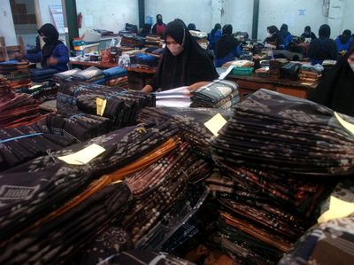 Berkah Ramadan, Produksi Sarung Meningkat 100 Persen