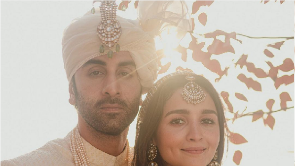 8 Foto Romantis Alia Bhatt dan Ranbir Kapoor Menikah di Balkon Rumah