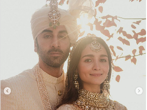 8 Foto Romantis Alia Bhatt dan Ranbir Kapoor Menikah di Balkon Rumah 8 Foto Romantis Alia Bhatt dan Ranbir Kapoor Menikah di Balkon Rumah