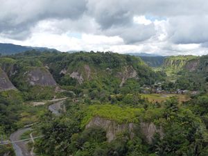 Pesona Ngarai Sianok, Pahatan Indah di Bukittinggi Pesona Ngarai Sianok, Pahatan Indah di Bukittinggi