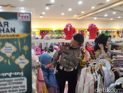 Cerianya Anak Yatim Piatu saat Diajak Polisi Belanja Baju Lebaran
